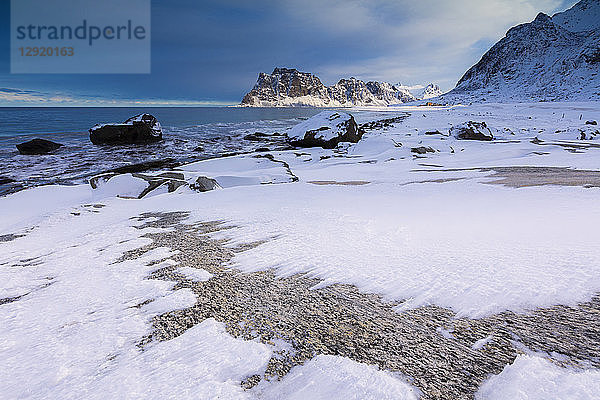 Uttakleiv Strand mit Schnee bedeckt  Vestvagoy  Lofoten Inseln  Nordland  Norwegen