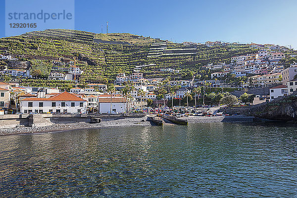 Blick auf bunte Häuser mit Blick auf den Hafen in Camara de Lobos  Madeira  Portugal  Atlantik