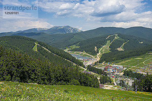 Blick auf das Skigebiet Bukovel  Karpaten  Ukraine  Europa