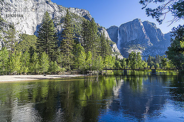 Blick auf Cooks Meadow und Upper Yosemite Falls  Yosemite-Nationalpark  UNESCO-Welterbe  Kalifornien  Vereinigte Staaten von Amerika  Nordamerika