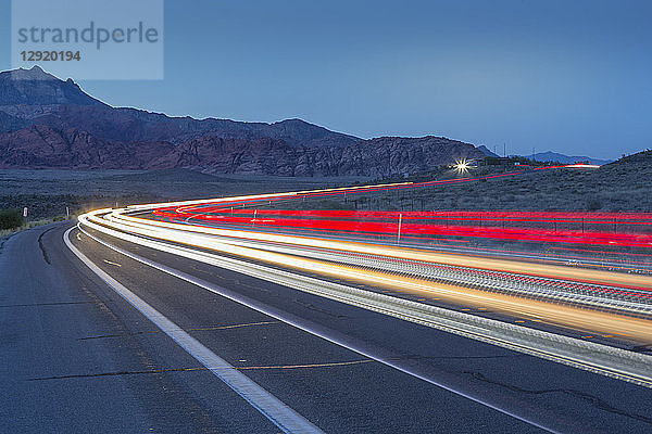 Blick auf die Wegbeleuchtung im Red Rock Canyon National Recreation Area  Las Vegas  Nevada  Vereinigte Staaten von Amerika  Nordamerika