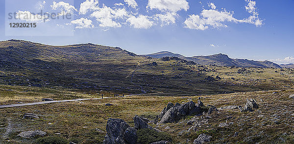 Wanderweg zum Mount Kosciuszko  dem höchsten Berg Australiens  New South Wales  Australien  Pazifik