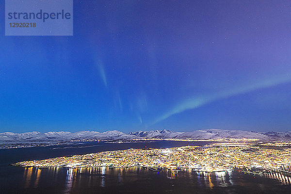 Nordlicht (Aurora borealis) über der Stadt Troms von Fjellheisen aus gesehen  Provinz Troms  Norwegen  Skandinavien