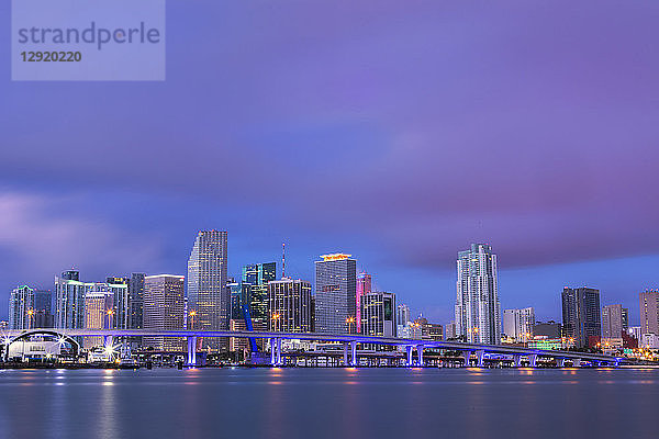 Skyline von Downtown Miami von Watson Island  Miami  Florida  Vereinigte Staaten von Amerika