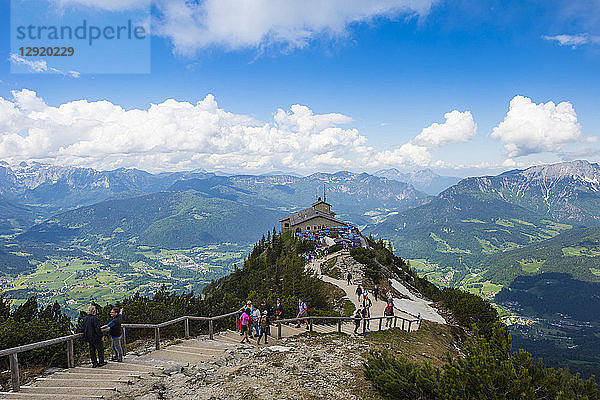 Blick über die Bayerischen Alpen vom Kehlsteinhaus  Berchtesgaden  Bayern  Deutschland