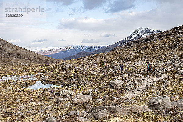 Wandern in den schottischen Highlands in Torridon auf dem Cape Wrath Trail in Richtung Loch Coire Mhic Fhearchair  Highlands  Schottland  Vereinigtes Königreich