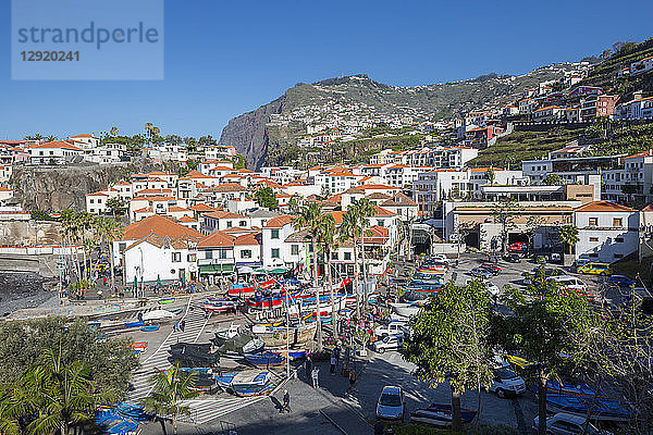 Blick auf Stadt und Hafen in Camara de Lobos  Madeira  Portugal  Atlantik