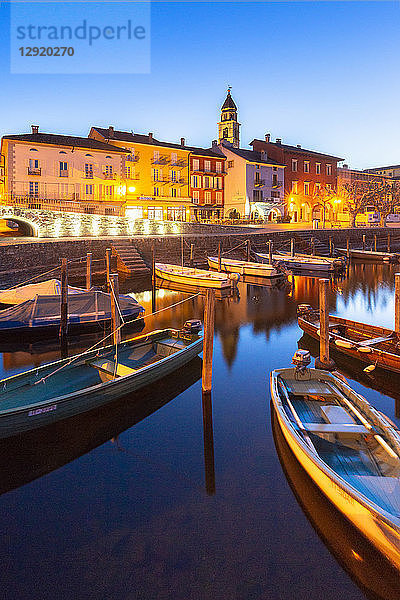 Touristischer Hafen von Ascona in der Abenddämmerung  Ascona  Lago Maggiore (Verbano)  Kanton Tessin  Schweiz