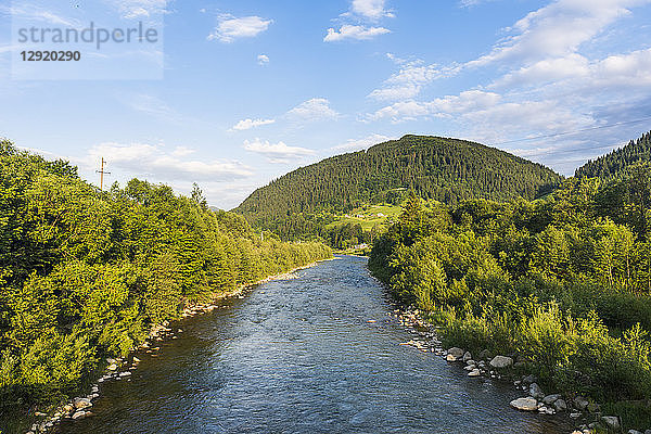 Fluss Tscheremosch  Werchoyna  Karpaten  Westukraine  Europa