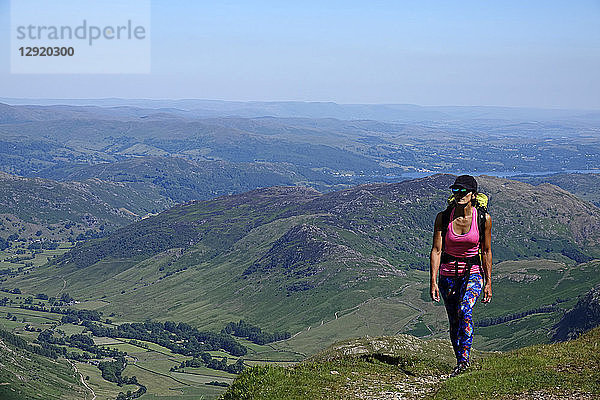 Wanderer auf einem Wanderweg oberhalb von Langdale  Lake District National Park  UNESCO-Weltkulturerbe  Cumbria  England  Vereinigtes Königreich  Europa