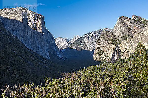 Yosemite Valley und Bridalveil Fall aus der Tunnelperspektive  Yosemite National Park  UNESCO Weltkulturerbe  Kalifornien  Vereinigte Staaten von Amerika  Nordamerika