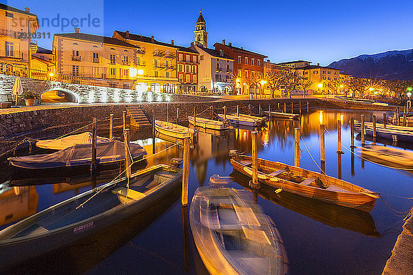 Touristischer Hafen von Ascona in der Abenddämmerung  Ascona  Lago Maggiore (Verbano)  Kanton Tessin  Schweiz