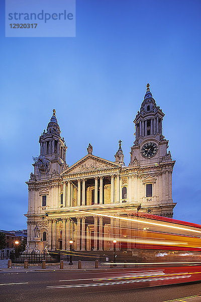 St. Paul's Cathedral und ein Londoner Bus  London  England  Vereinigtes Königreich  Europa