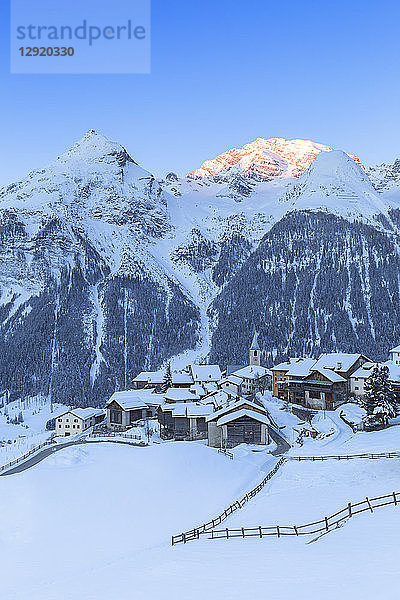 Wintersonnenaufgang in Latsch  Bergun  Albulatal  Bezirk Prattigau/Davos  Kanton Graubünden  Schweiz