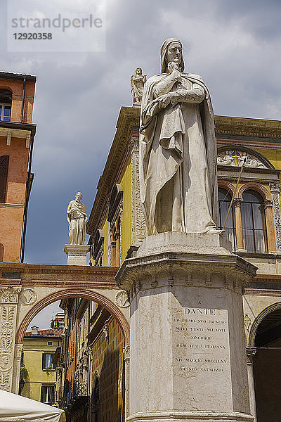 Marmorstatue des Dichters Dante Alighieri  1865  Piazza dei Signori  Verona  Venetien  Italien  Europa