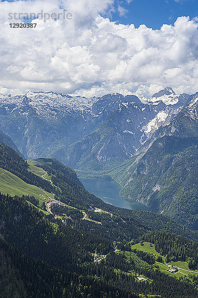 Blick über die Bayerischen Alpen und den Königssee vom Kehlsteinhaus  Berchtesgaden  Bayern  Deutschland