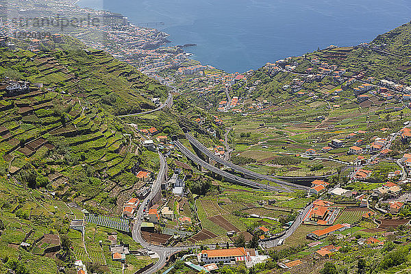 Blick auf die Landschaft und den Atlantischen Ozean bei Cabo Girao  Camara de Lobos  Madeira  Portugal  Atlantik
