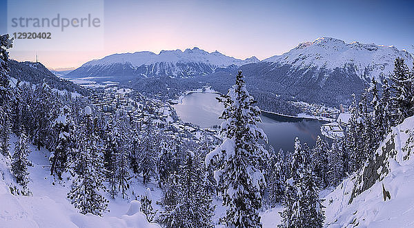 Panoramablick auf das Dorf und den verschneiten St. Moritzersee  Engadin  Kanton Graubünden  Schweiz