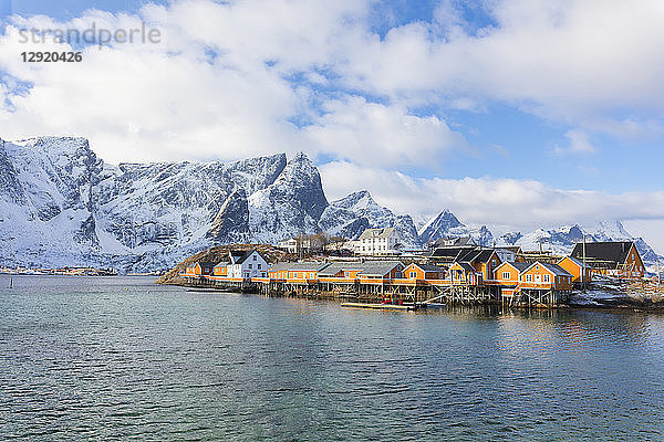 Typische Fischerhütten (Rorbu)  Sakrisoy  Lofoten Inseln  Nordland  Norwegen