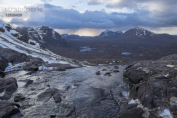 Wandern in den schottischen Highlands in Torridon auf dem Cape Wrath Trail in der Nähe von Loch Coire Mhic Fhearchair  Highlands  Schottland  Vereinigtes Königreich