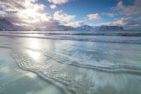 Wellen des eisigen Meeres  Ramberg  Gemeinde Flakstad  Lofoten-Inseln  Nordland  Norwegen