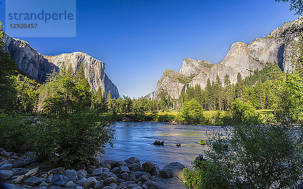 Merced River und El Capitan im Yosemite Valley  UNESCO-Welterbe  Kalifornien  Vereinigte Staaten von Amerika  Nordamerika