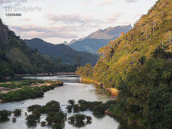 Blick auf Berge und den Nam Ou Fluss  Nong Khiaw  Laos  Indochina  Südostasien  Asien