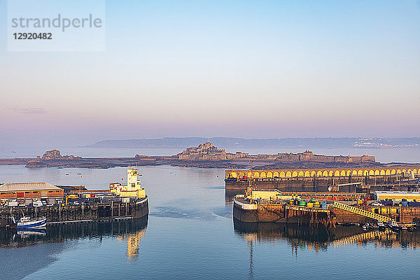 Hafen von St. Helier und Elizabeth Castle  Jersey  Kanalinseln  Vereinigtes Königreich