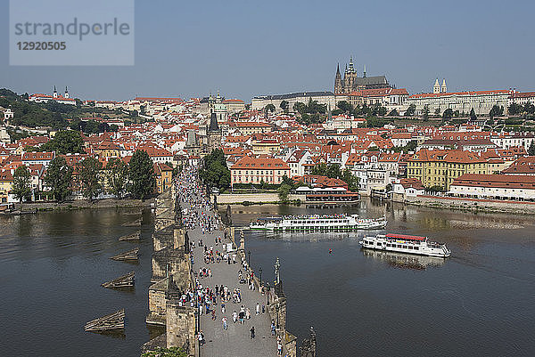 Blick auf die Karlsbrücke vom Altstädter Brückenturm in Richtung Mala Strana und Prager Burg  UNESCO-Weltkulturerbe  Prag  Tschechische Republik  Europa