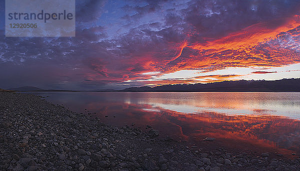 Lake Pukaki bei Sonnenuntergang  Südinsel  Neuseeland  Pazifik