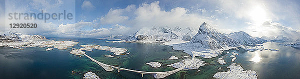 Panoramablick auf den schneebedeckten Gipfel des Volanstinden und die Fredvang-Brücke  Lofoten  Nordland  Norwegen