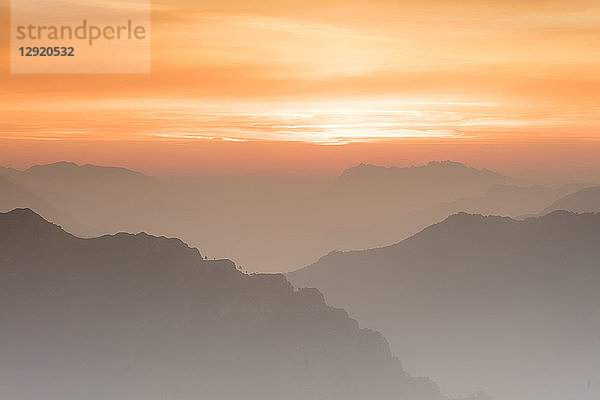 Sonnenaufgang in den Bergamasker Orobie-Alpen vom Monte Coltignone aus gesehen  Lecco  Lombardei  Italienische Alpen  Italien