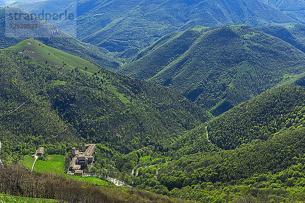 Luftaufnahme des Klosters Fonte Avellana  Monte Catria  Umbrien  Italien