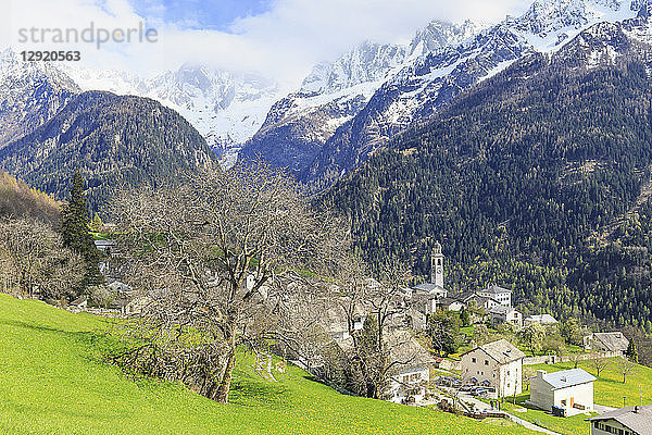 Quelle im Dorf Soglio  Val Bregaglia (Bergell)  Graubünden  Schweiz  Europa