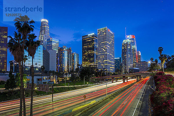 Downtown Finanzviertel von Los Angeles Stadt und belebten Autobahn bei Nacht  Los Angeles  Kalifornien  Vereinigte Staaten von Amerika  Nordamerika