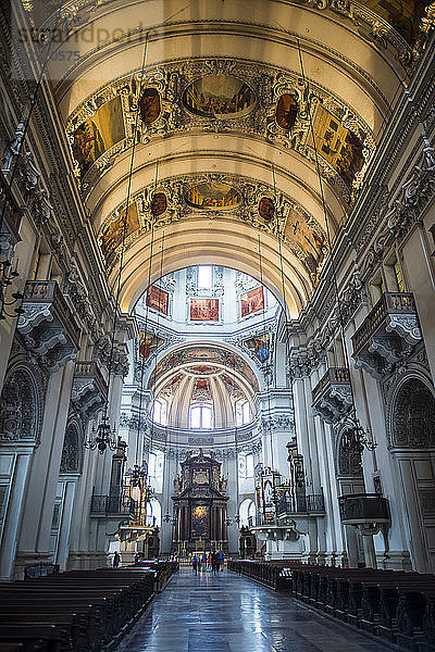 Innenraum des Salzburger Doms  Salzburg  Österreich