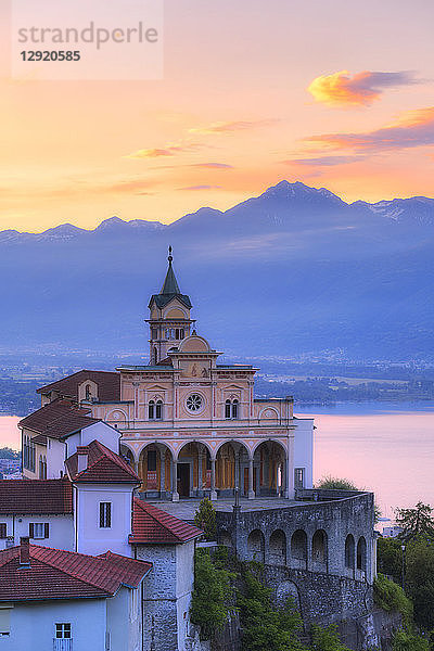 Sonnenaufgang bei der Wallfahrtskirche Madonna del Sasso  Orselina  Locarno  Lago Maggiore  Kanton Tessin  Schweiz