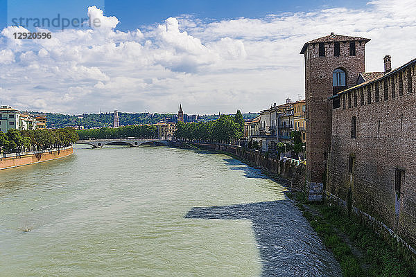 Blick auf den Fluss mit Brücke und Castelvecchio  einer mittelalterlichen Burg aus rotem Backstein am rechten Ufer der Etsch  Verona  Venetien  Italien  Europa