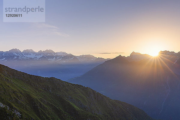 Sonnenaufgang in großer Höhe mit der Bernina-Bergkette im Hintergrund  Valmalenco  Valtellina  Lombardei  Italien  Europa