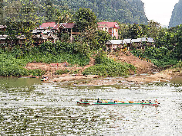 Flussboot und Dorf  Nong Khiaw  Laos  Indochina  Südostasien  Asien