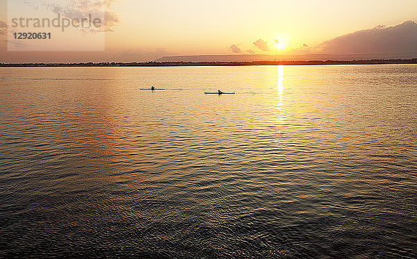 Kanufahrer bei Sonnenuntergang  Ortigia  Sizilien  Italien  Mittelmeer