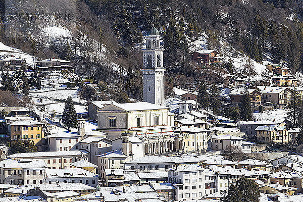 Kirche des Dorfes Clusone im Winter  Clusone  Serianatal  Provinz Bergamo  Lombardei  Italien  Europa