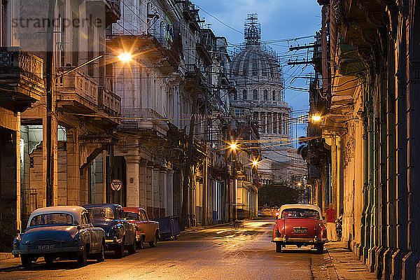 Alte amerikanische Oldtimer auf einer Straße in Havanna in der Nähe des El Capitolio-Gebäudes in der Morgendämmerung  Havanna  Kuba  Westindien  Karibik  Mittelamerika