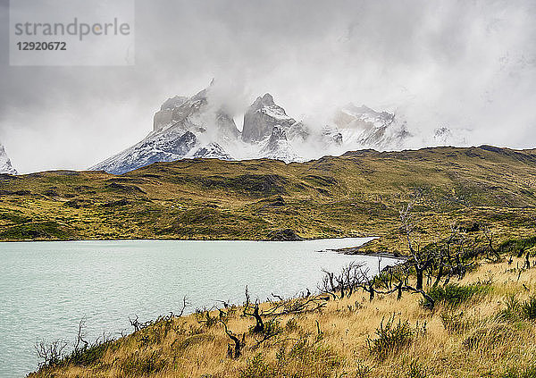 Blick über den Pehoe-See in Richtung Cuernos del Paine  Nationalpark Torres del Paine  Patagonien  Chile  Südamerika