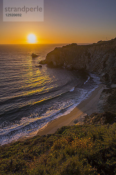 Blick auf den Sonnenuntergang in Big Sur  Highway 1  Pacific Coast Highway  Pazifischer Ozean  Kalifornien  Vereinigte Staaten von Amerika  Nordamerika