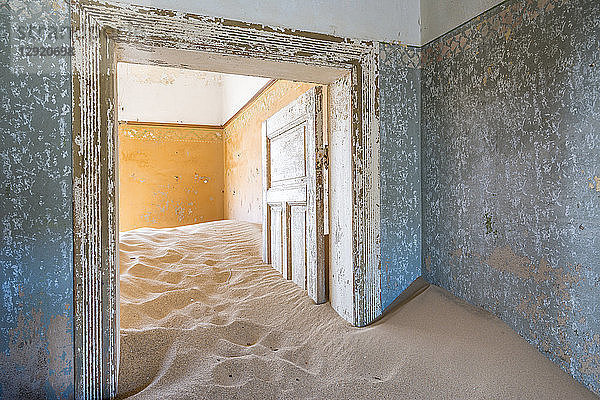 Das Innere eines Gebäudes in der verlassenen Diamantenminen-Geisterstadt Kolmanskop  Namibia