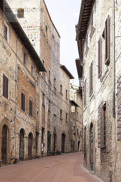Eine Straße in San Gimignano  UNESCO-Welterbestätte  Toskana  Italien