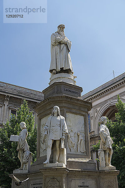 Statue von Leonardo da Vinci mit seinen Schülern zu seinen Füßen auf der Piazza della Scala  Mailand  Lombardei  Italien  Europa