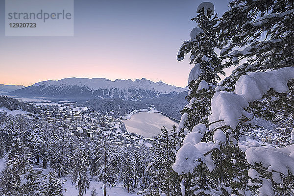 Dorf und See von St. Moritz nach einem Schneefall  Engadin  Kanton Graubünden  Schweiz