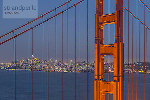 Blick auf die Golden Gate Bridge vom Golden Gate Bridge Vista Point in der Abenddämmerung  San Francisco  Kalifornien  Vereinigte Staaten von Amerika  Nordamerika